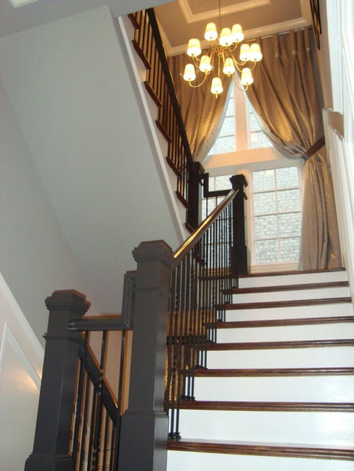 hvite trapper og svart parapet, gardiner på vinduet - trapp dekorasjon