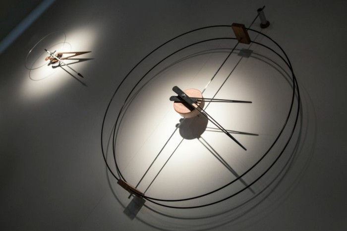 wall-clock-design-veľmi-moderný netypicky-round-kovový rám-wood-black