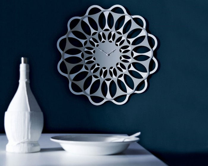nástenné hodiny-moderné-kov-forma rastlín wanddeko-pre-tmavo modré steny bielej stôl