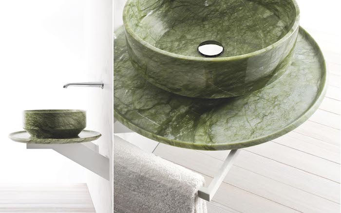 Rundt badvaske laget av grønn marmor, elegant og enkelt design, bad med tregulv