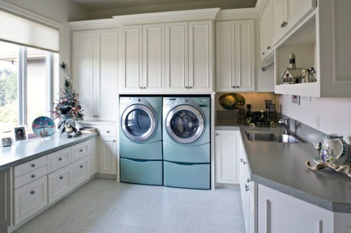 vaskeri-set-attraktiv-utstyr-blå-vaskemaskiner