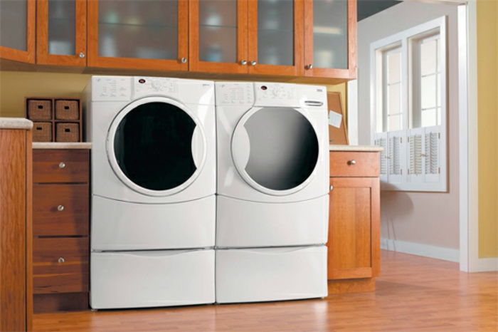 vaskeri-set-to-veldig-moderne-skiver-tre-skap