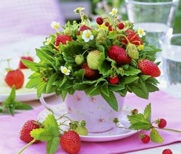 table-decorare-in-roz-roz-cu-căpșuni-pentru-nunta
