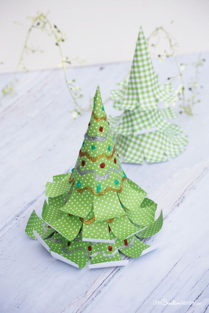 Strihajte papierový vianočný stromček, ozdobte lesklom, deti a bavte sa
