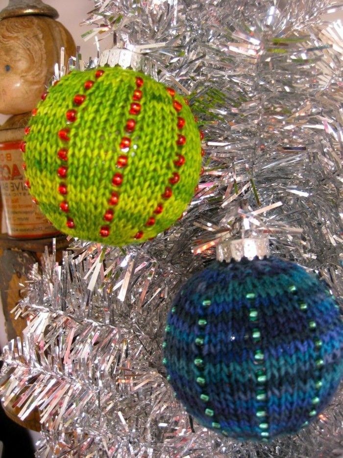Weihnachtsdeko-crochet-esferas-em-verde e azul