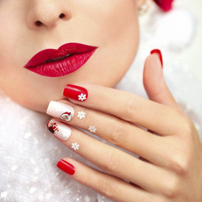 Božični nohti v rdeči in beli barvi z malo snežinami in Božiček, kotna oblika nohtov
