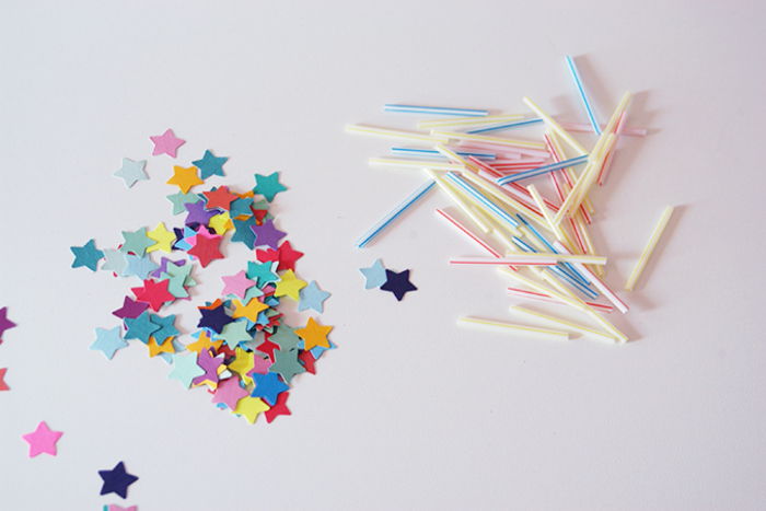 farebný girlandu s detskými remeslami, materiály: slama, závit, malé papierové hviezdy
