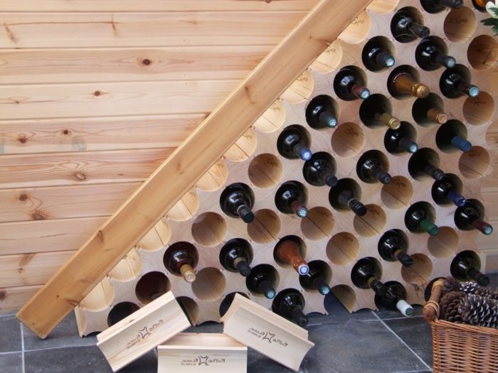 rack de vin sub scara mare idee unică pentru casă sau pentru un apartament luxos din oraș