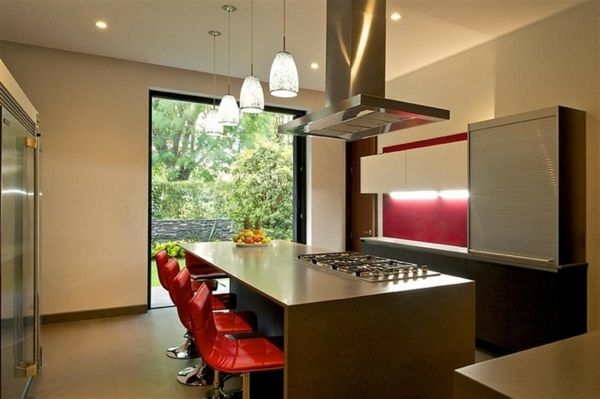 sprawling-kitchen-and-barstool-in-red-glass sienos ir gražus pakabinti lempos