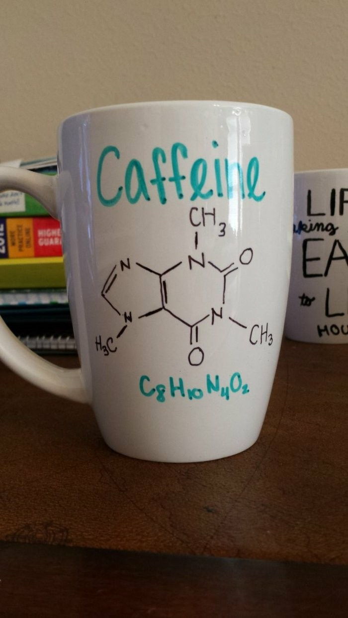 chávena de café branco com artesanal desenhos das fórmulas químicas