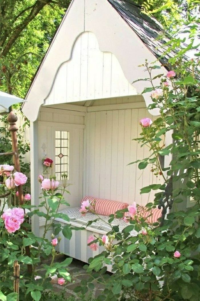 Bela Arbor vrt Pillow Bank udobna, prijetna streha okna Roses