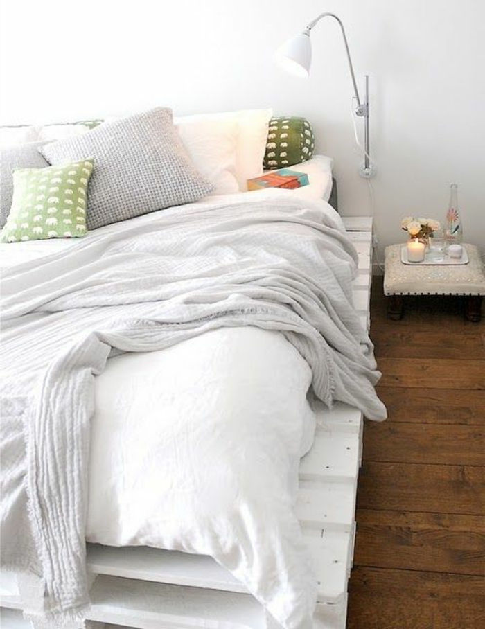 pallar vita sovrum-design-Euro Säng vitt linne-grön kudde läslampa