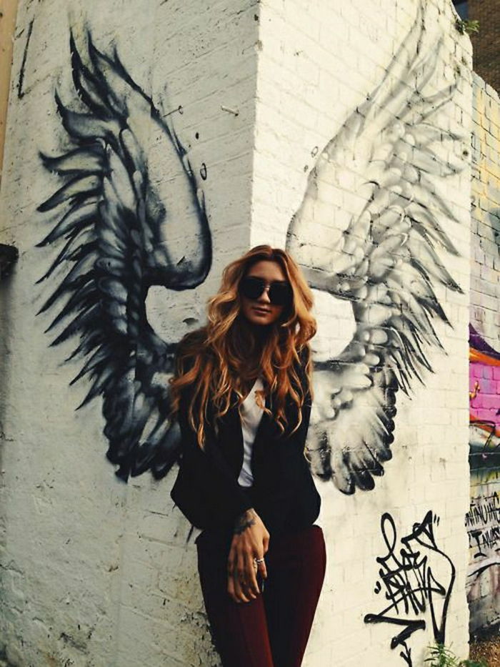 beyaz tuğla duvar Kız melek kanatları