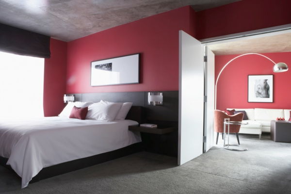 biała pościel, ciemna, czerwona ściana w sypialni, nowoczesny design