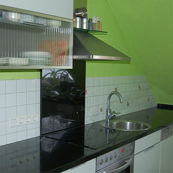 hvit-fliser-grønn-vegg-i-kjøkken-moderne fliser maling