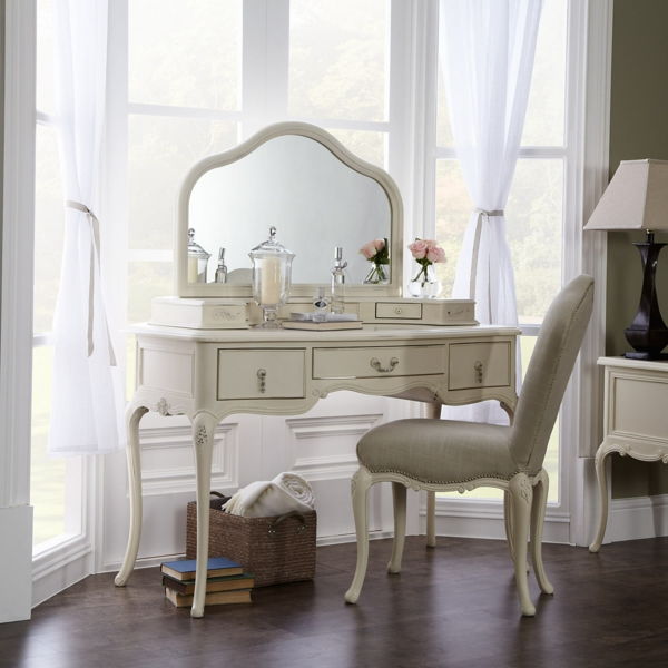 dressingbord i okra farge - med hvite gardiner