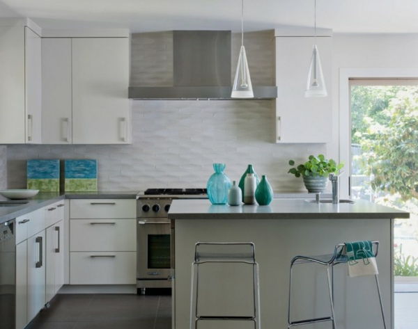 šiuolaikiškas virtuvės veidrodis pagamintas iš baltos virtuvės plytelių