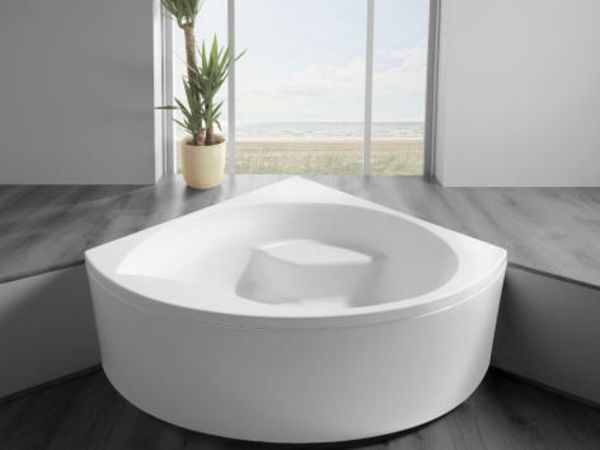 cam duvarlı modern banyoda beyaz-güzel köşe küvet