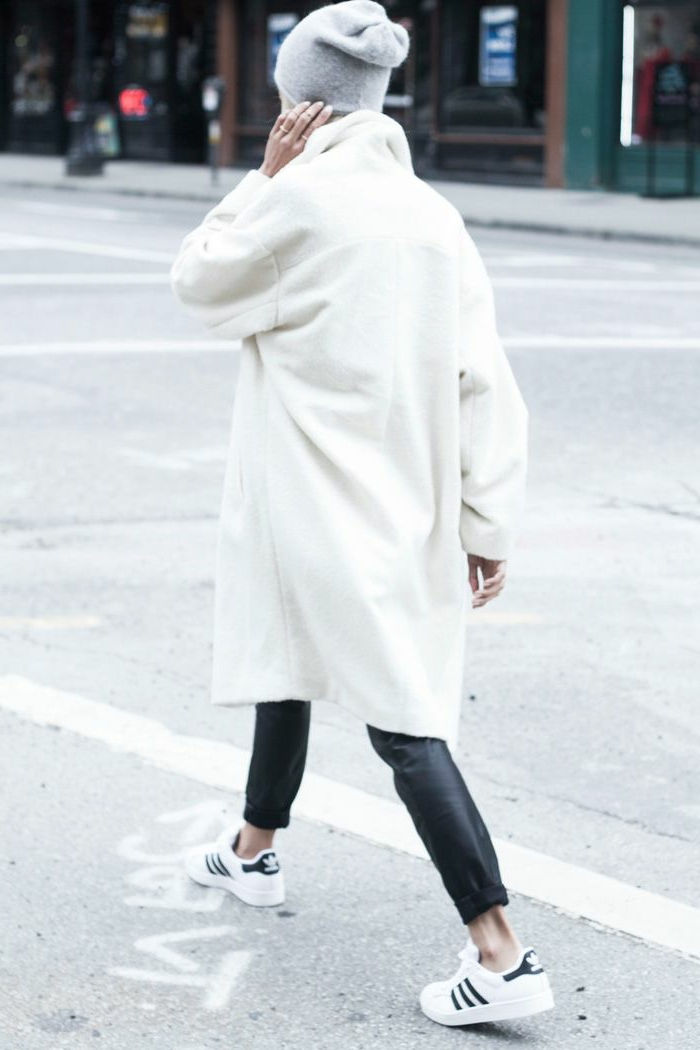 Białe spodnie skórzane damskie Płaszcz Sneakers-ekstrawaganckie połączenie