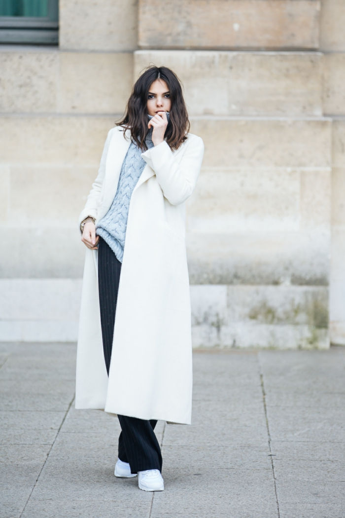 Białe trampki Coat czarne spodnie niebieski sweter moda damska