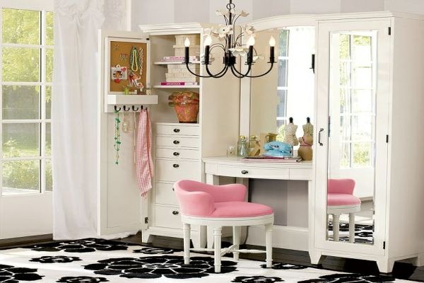 hvite møbler og sminkbord med rosenrød stol og en elegant lysekrone