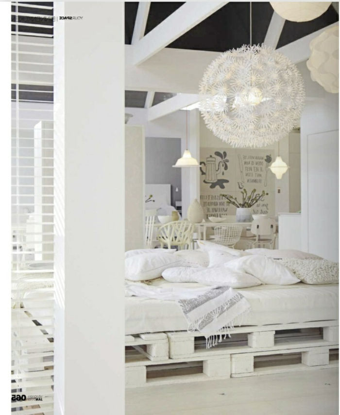 vit sovrum inredning elegant och utsökt bed-of-pallar Euro-effekten fullt ljuskrona