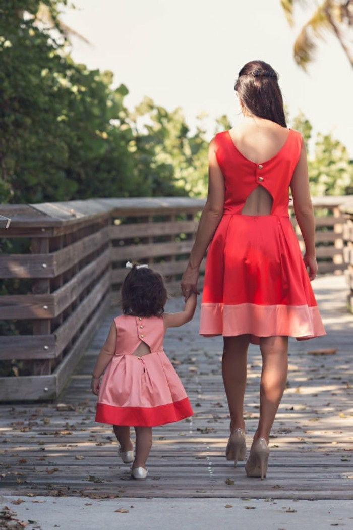 ktorú-topánky-to-červené večerné šaty matka-a-dcérou-stop-making-haende Equal oblečený-spracovávanej bez použitia počítača