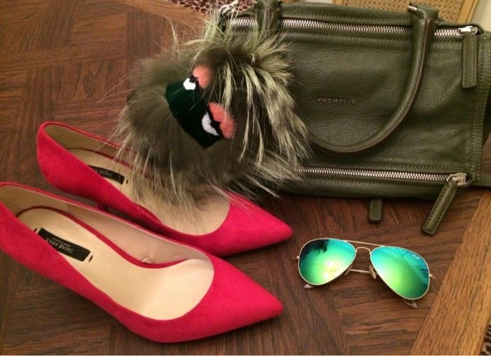 ktorú-topánky-to-červené večerné šaty-pra-doplnky-topánky okuliare-bag-s-schluesselanhaenger-anhaenger-našuchorený-Fendi model