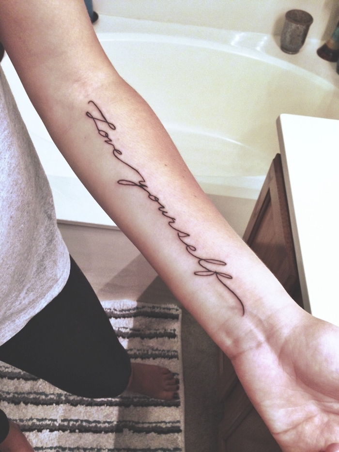 Idee pe tema scrisului de tatuaj pe care-l place foarte mult - un tatuaj negru mic pe mâna ta