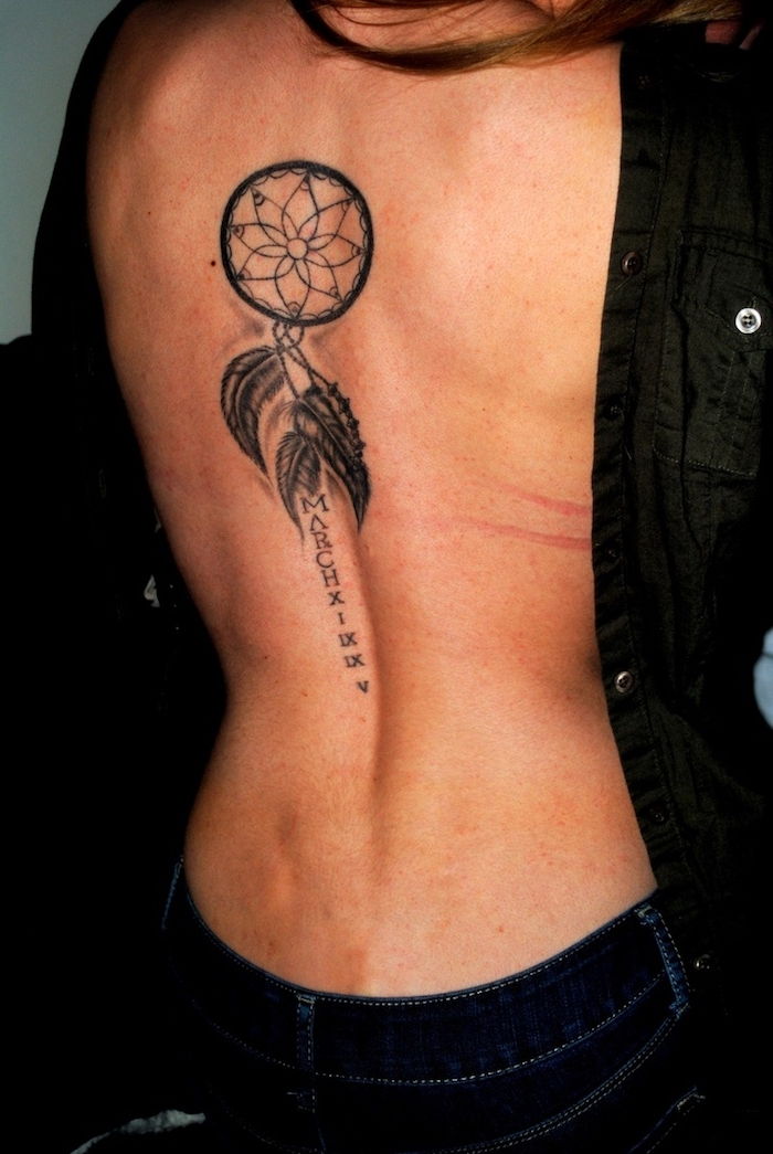Un'altra idea per un tatuaggio nero con piume nere e un acchiappasogni nero sul collo di una donna