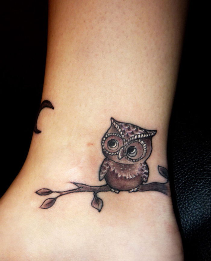 en liten liten uggla-tatuering - här är en uggla och en gren med löv