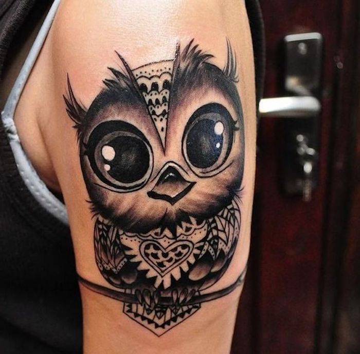 en tatuering med en söt svart uggla - idé för tatuering på axeln