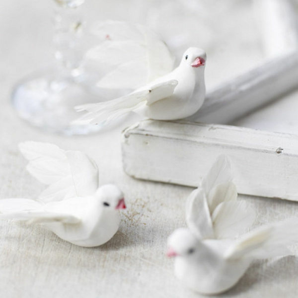 bele božične dekoracije - golobi za mizo