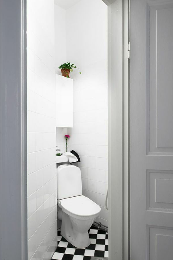 bilde av toalettet - hvit en-roms leilighet