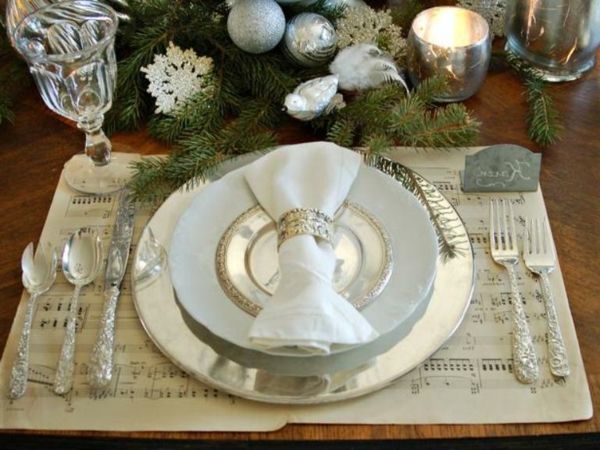 bela božična dekoracija - elegantna plošča in lep bel posnetek na njem