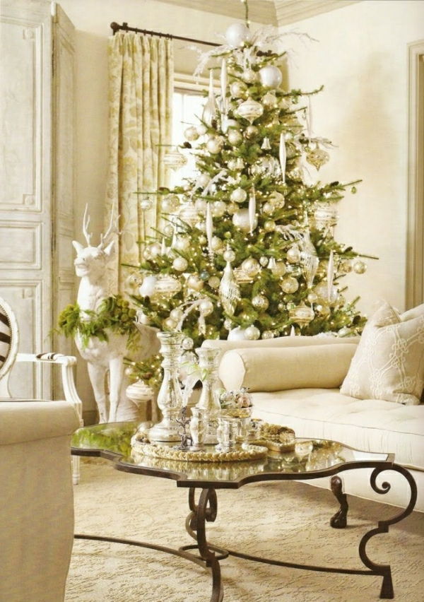 białe świąteczne dekoracje - w przytulnym salonie z sofą w białym kolorze