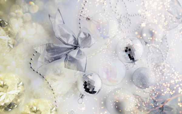 bela božična dekoracija - luknjičaste in srebrne kroglice