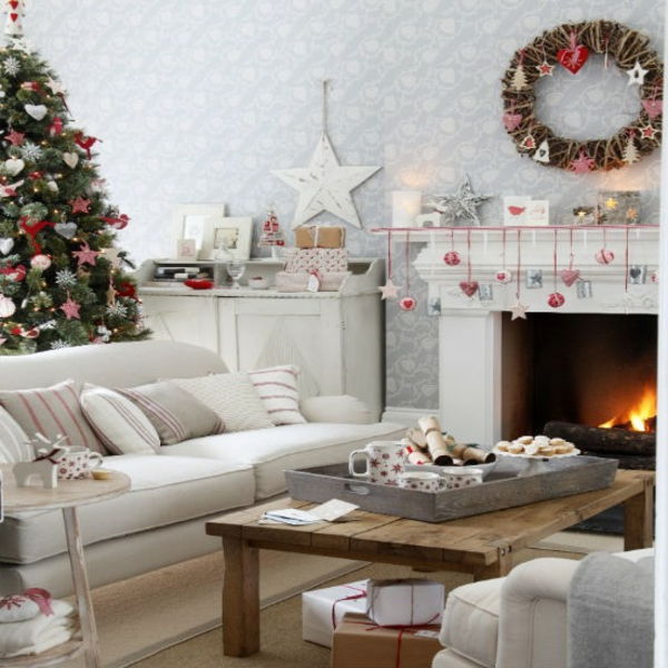 białe świąteczne dekoracje - w przytulnym salonie z białym kominkiem