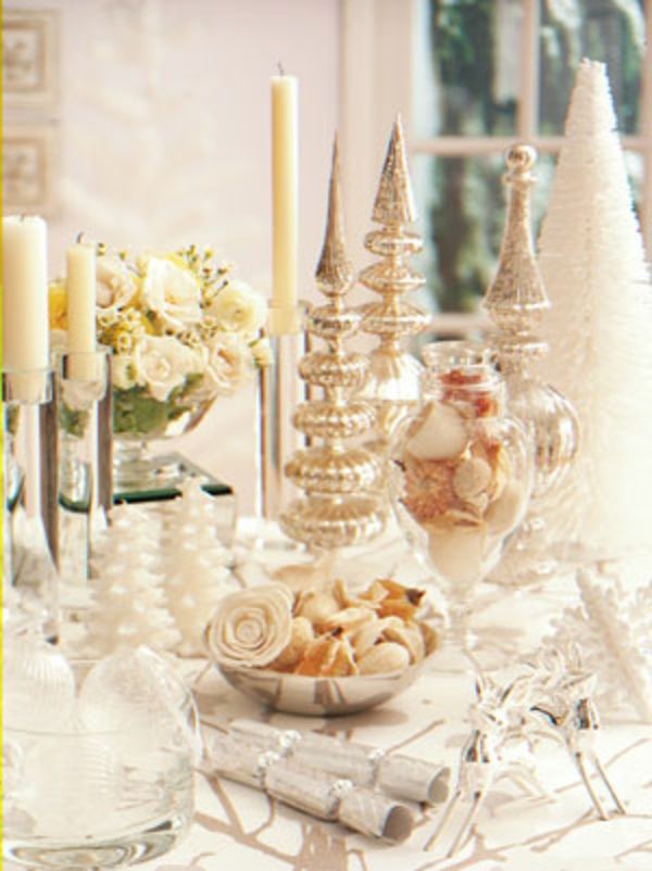 bele božične dekoracije - sveče poleg vrtnic v beli barvi
