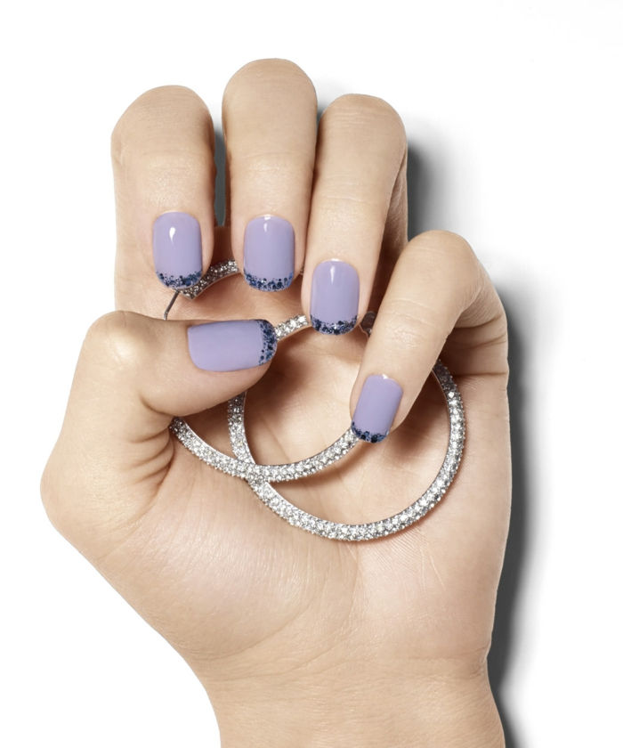 Francoska manikura v vijolični barvi, ideja za oblikovanje nohtov nohtov, ovalna oblika nohtov, srebrni uhani s kristali