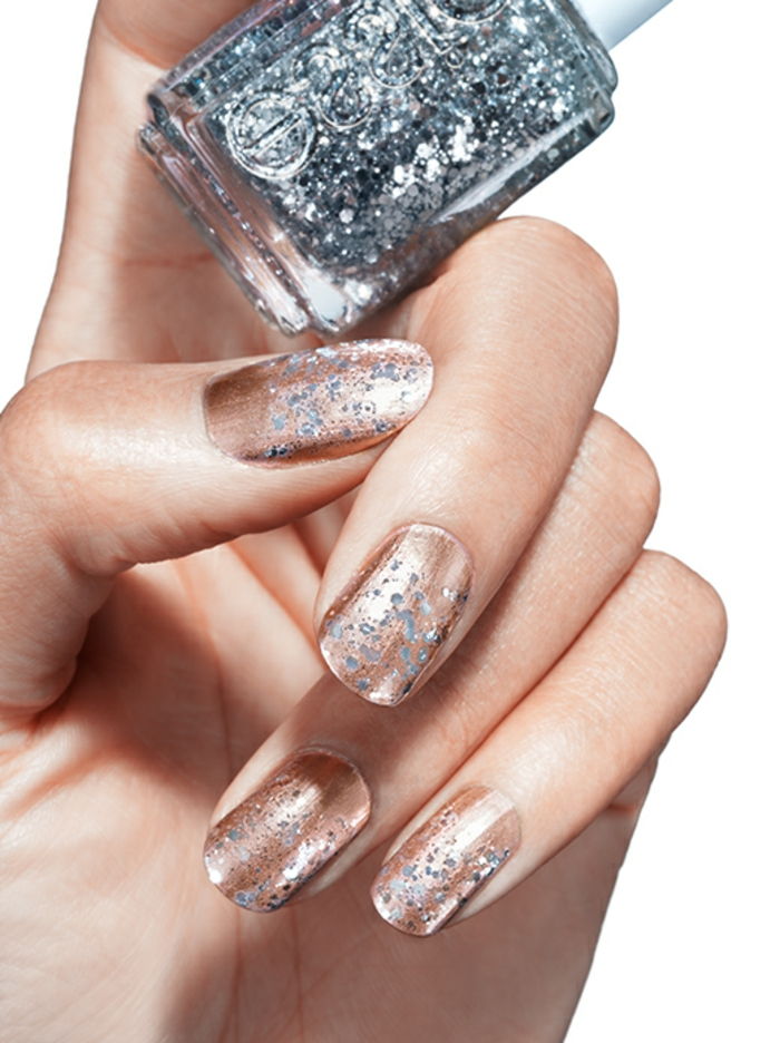 Glitter nagel ontwerp met een gouden reden voor opnieuw stylen, ovale nagel vorm, zilveren nagellak