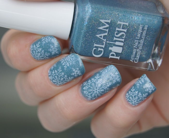 Glitter nagel ontwerp voor opnieuw stylen, witte sneeuwvlokken op een lichtblauwe achtergrond, hoekige nagel vorm