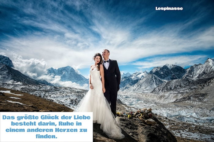 messaggi di matrimonio non spirituali e una foto con montagne, neve, nuvole, una sposa e uno sposo e un abito da sposa bianco