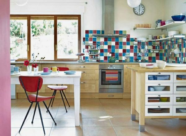 wohnideen-kjøkken-retro-fargerike-fliser speil-tre-skap-küchenspiegel- moderne