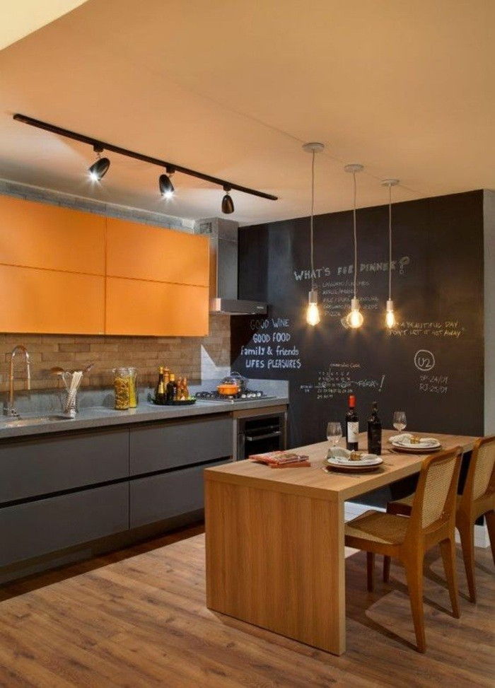 wohnideen-kuchyňa-black-panelové lampy, kriedy drevený stôl, stoličky, umývadlo