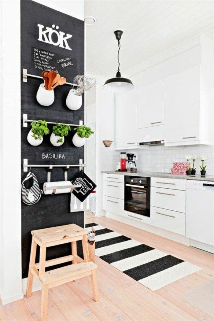 wohnideen-kjøkken-svart-panel-tepich-hvitt-skap-lampe ovn-vasse og urt skjeen-blomster
