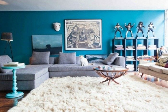 wohnideen-stue-bensin blå vegg-farge og grå-hjørnesofa-raggete teppe-
