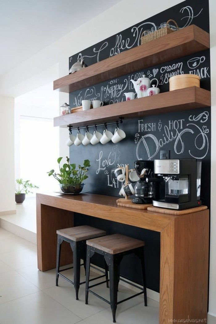 wohnungdeko-black-panel-drevený stôl-stoličky-rastlina-coffee-obklady-police trička