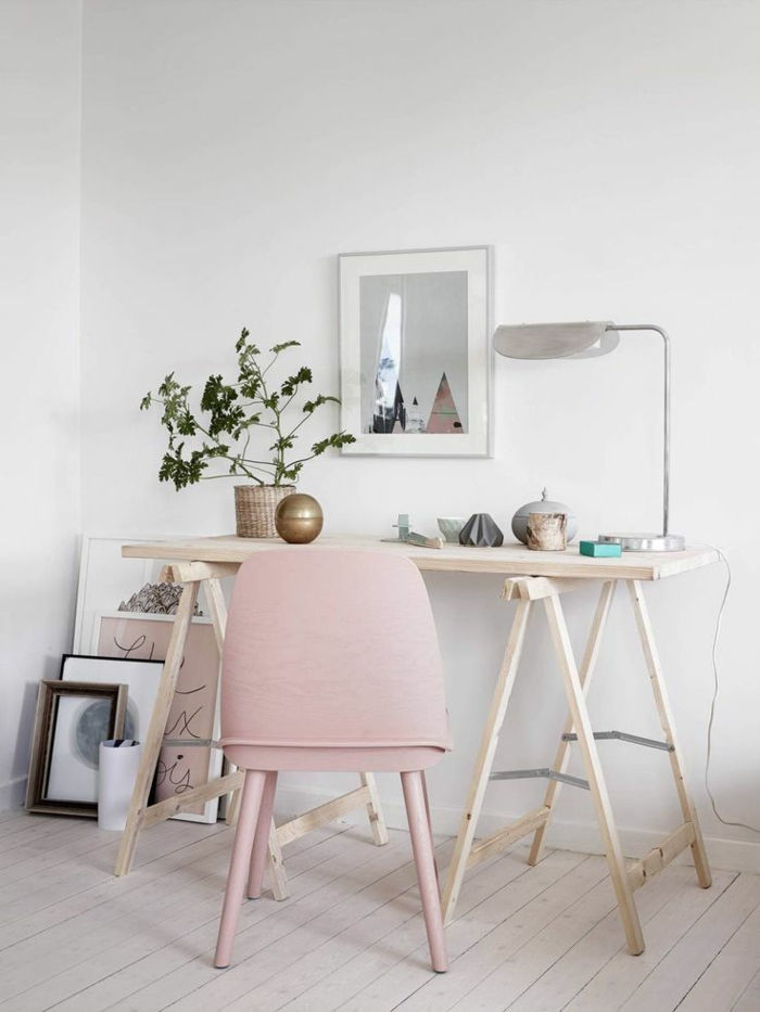 butas device-idėjos-už-office-paprastas-medinio stalo rožinės kėdės