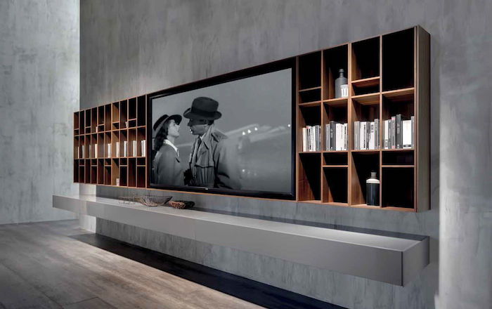 skap vegg vegg grå vegg lang veggen med hyller og stor tv-film å se på filmer